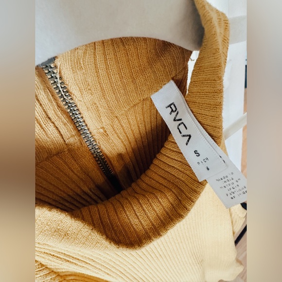 RVCA top size small - Picture 5 of 5